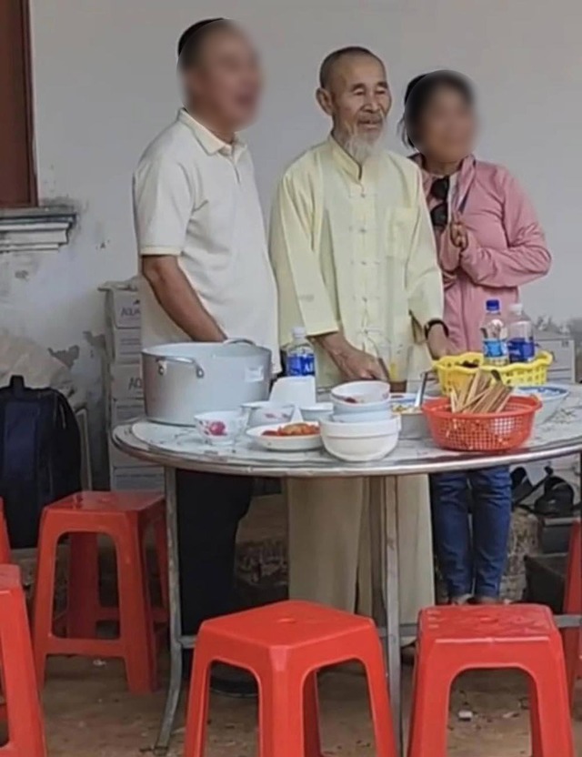 Mệt mỏi vì tiếp khách không mời, mẹ ông Thích Minh Tuệ mong con trai được sang Ấn Độ tu tập- Ảnh 4. Mệt mỏi vì tiếp khách không mời, mẹ ông Thích Minh Tuệ mong con trai được sang Ấn Độ tu tập- Ảnh 4.