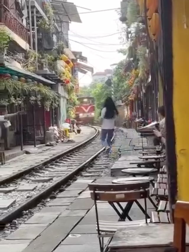 Công an đang truy tìm cô gái lao ra đầu tàu đang chạy để chụp ảnh, quán cà phê bị phạt 7,5 triệu đồng- Ảnh 1. Công an đang truy tìm cô gái lao ra đầu tàu đang chạy để chụp ảnh, quán cà phê bị phạt 7,5 triệu đồng- Ảnh 1.