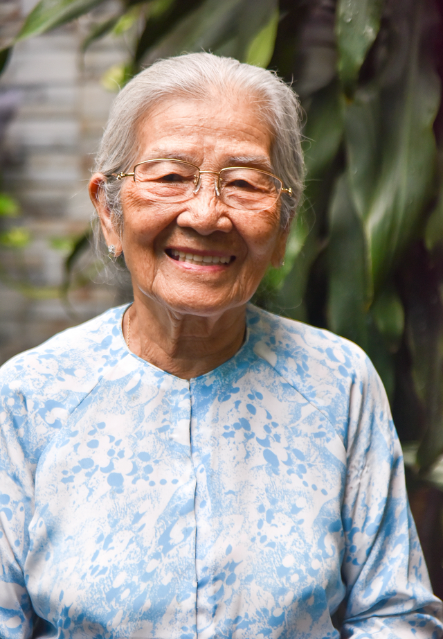 Nữ NSƯT Việt nổi tiếng: U100 vẫn đắt show phim ảnh, thời trang, tự chạy xe máy đi làm- Ảnh 1. Nữ NSƯT Việt nổi tiếng: U100 vẫn đắt show phim ảnh, thời trang, tự chạy xe máy đi làm- Ảnh 1.