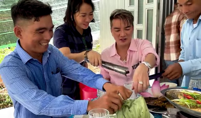 Một nữ hiệu trưởng đích thân bưng bê phục vụ cho Đàm Vĩnh Hưng vì cảm kích- Ảnh 1. Một nữ hiệu trưởng đích thân bưng bê phục vụ cho Đàm Vĩnh Hưng vì cảm kích- Ảnh 1.