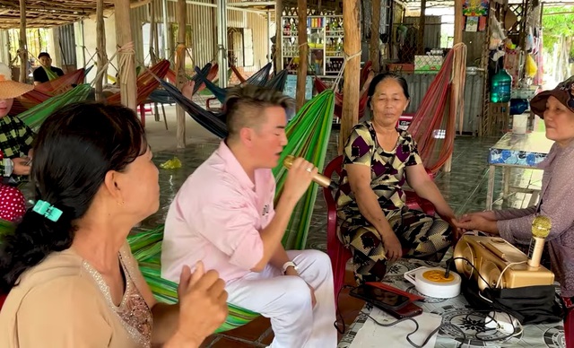 Một nữ hiệu trưởng đích thân bưng bê phục vụ cho Đàm Vĩnh Hưng vì cảm kích- Ảnh 3. Một nữ hiệu trưởng đích thân bưng bê phục vụ cho Đàm Vĩnh Hưng vì cảm kích- Ảnh 3.