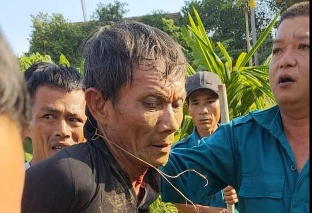 Vụ thảm sát cả gia đình em họ: Đại úy công an lao nhanh như cắt từ phía sau, quật ngã nghi phạm- Ảnh 1. Vụ thảm sát cả gia đình em họ: Đại úy công an lao nhanh như cắt từ phía sau, quật ngã nghi phạm- Ảnh 1.