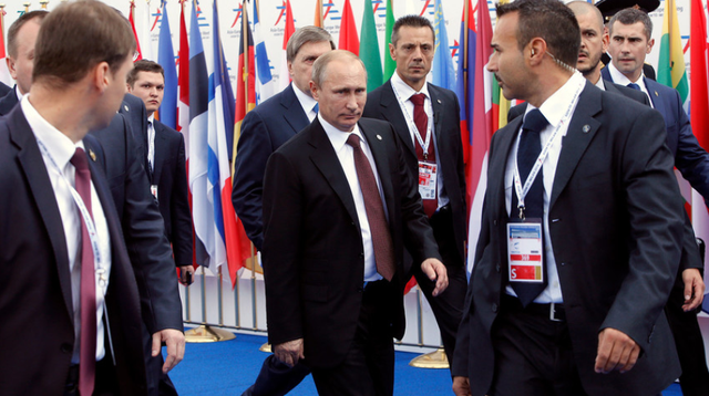 Xem đội 'lính ngự lâm' của Tổng thống Putin hành động: Bắt giữ kẻ tấn công không phải ưu tiên số 1- Ảnh 1. Xem đội 'lính ngự lâm' của Tổng thống Putin hành động: Bắt giữ kẻ tấn công không phải ưu tiên số 1- Ảnh 1.