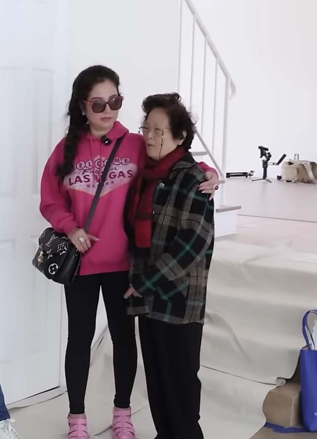 Đại gia ngầm đứng sau Thúy Nga: Đất bao la, vàng cất trong thùng gạo, ra ngoài không thèm đóng cửa- Ảnh 1. Đại gia ngầm đứng sau Thúy Nga: Đất bao la, vàng cất trong thùng gạo, ra ngoài không thèm đóng cửa- Ảnh 1.