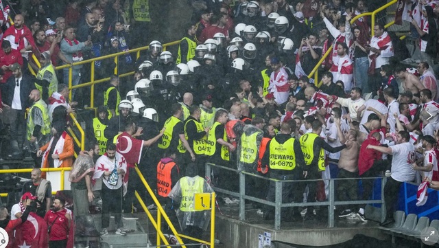 CĐV hỗn chiến, “tẩn” nhau như phim hành động trên khán đài Euro- Ảnh 6. CĐV hỗn chiến, “tẩn” nhau như phim hành động trên khán đài Euro- Ảnh 6.