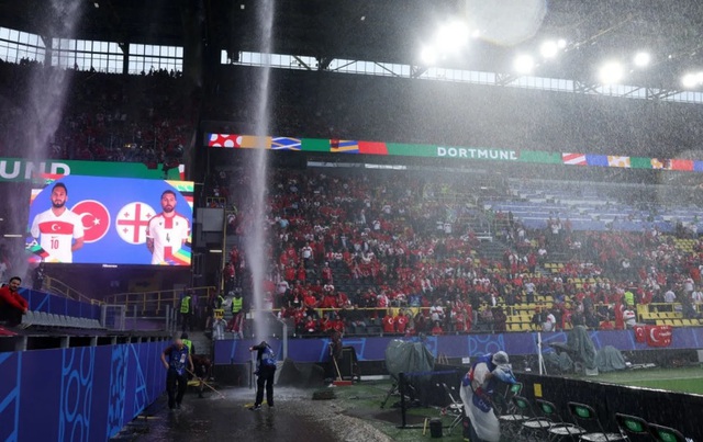 CĐV hỗn chiến, “tẩn” nhau như phim hành động trên khán đài Euro- Ảnh 5. CĐV hỗn chiến, “tẩn” nhau như phim hành động trên khán đài Euro- Ảnh 5.