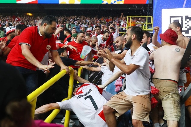 CĐV hỗn chiến, “tẩn” nhau như phim hành động trên khán đài Euro- Ảnh 2. CĐV hỗn chiến, “tẩn” nhau như phim hành động trên khán đài Euro- Ảnh 2.