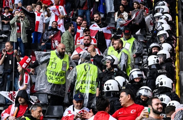 CĐV hỗn chiến, “tẩn” nhau như phim hành động trên khán đài Euro- Ảnh 4. CĐV hỗn chiến, “tẩn” nhau như phim hành động trên khán đài Euro- Ảnh 4.