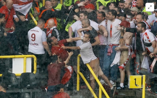 CĐV hỗn chiến, “tẩn” nhau như phim hành động trên khán đài Euro- Ảnh 3. CĐV hỗn chiến, “tẩn” nhau như phim hành động trên khán đài Euro- Ảnh 3.