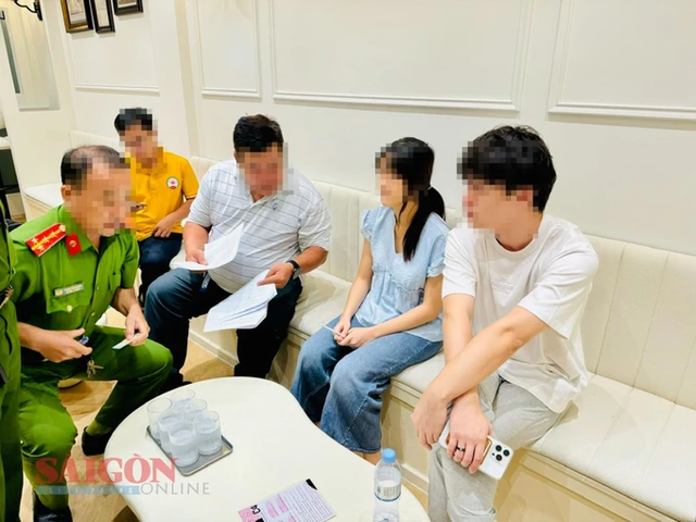 Quán cà phê hẹn hò "nhìn lén" gây phẫn nộ tại TP.HCM bất ngờ bị xử phạt vì 2 lỗi này- Ảnh 2. Quán cà phê hẹn hò "nhìn lén" gây phẫn nộ tại TP.HCM bất ngờ bị xử phạt vì 2 lỗi này- Ảnh 2.