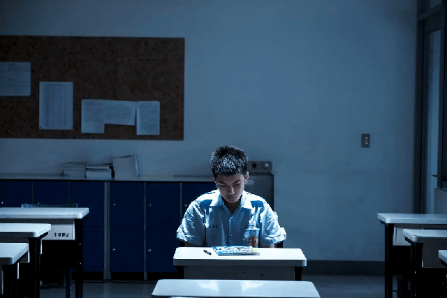 Hai nữ sinh rủ nhau nhảy lầu, dòng trạng thái cuối cùng đầy ám ảnh: Giá như có người biết sớm hơn- Ảnh 2. Hai nữ sinh rủ nhau nhảy lầu, dòng trạng thái cuối cùng đầy ám ảnh: Giá như có người biết sớm hơn- Ảnh 2.