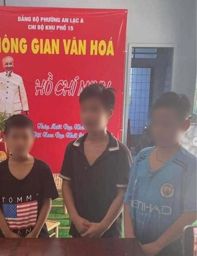 Thông tin bất ngờ về 3 đứa trẻ văng tục ở TTTM: Không được đi học, cha khiếm thị buồn bã nhận lỗi- Ảnh 3. Thông tin bất ngờ về 3 đứa trẻ văng tục ở TTTM: Không được đi học, cha khiếm thị buồn bã nhận lỗi- Ảnh 3.