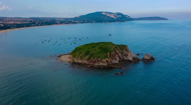 Phát hiện hòn đảo hoang sơ hình thù kỳ lạ ở biển miền Trung, rộng chưa đến 1km2, không có dân sinh sống- Ảnh 1. Phát hiện hòn đảo hoang sơ hình thù kỳ lạ ở biển miền Trung, rộng chưa đến 1km2, không có dân sinh sống- Ảnh 1.