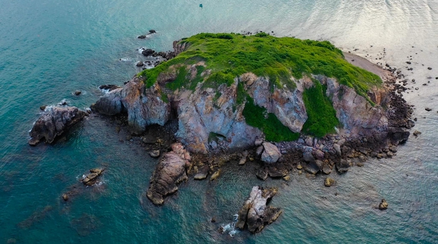 Phát hiện hòn đảo hoang sơ hình thù kỳ lạ ở biển miền Trung, rộng chưa đến 1km2, không có dân sinh sống- Ảnh 3. Phát hiện hòn đảo hoang sơ hình thù kỳ lạ ở biển miền Trung, rộng chưa đến 1km2, không có dân sinh sống- Ảnh 3.