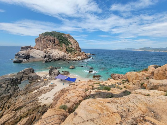 Phát hiện hòn đảo hoang sơ hình thù kỳ lạ ở biển miền Trung, rộng chưa đến 1km2, không có dân sinh sống- Ảnh 7. Phát hiện hòn đảo hoang sơ hình thù kỳ lạ ở biển miền Trung, rộng chưa đến 1km2, không có dân sinh sống- Ảnh 7.