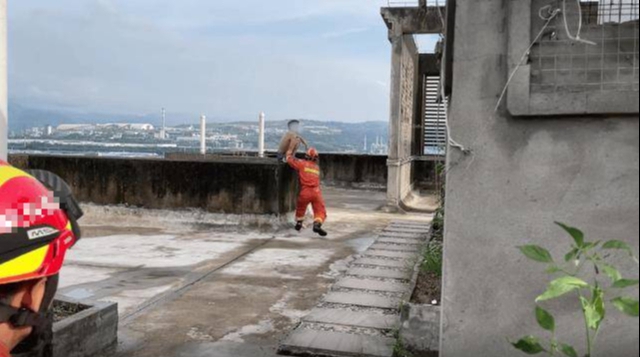 Hai nữ sinh rủ nhau nhảy lầu, dòng trạng thái cuối cùng đầy ám ảnh: Giá như có người biết sớm hơn- Ảnh 1. Hai nữ sinh rủ nhau nhảy lầu, dòng trạng thái cuối cùng đầy ám ảnh: Giá như có người biết sớm hơn- Ảnh 1.