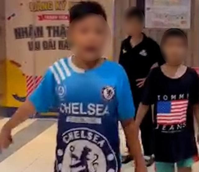 Thông tin bất ngờ về 3 đứa trẻ văng tục ở TTTM: Không được đi học, cha khiếm thị buồn bã nhận lỗi- Ảnh 1. Thông tin bất ngờ về 3 đứa trẻ văng tục ở TTTM: Không được đi học, cha khiếm thị buồn bã nhận lỗi- Ảnh 1.