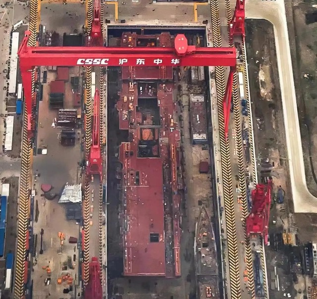 Giả thuyết xoay quanh hình ảnh máy bay tàng hình Trung Quốc xuất hiện gần siêu tàu đổ bộ mới- Ảnh 2. Giả thuyết xoay quanh hình ảnh máy bay tàng hình Trung Quốc xuất hiện gần siêu tàu đổ bộ mới- Ảnh 2.