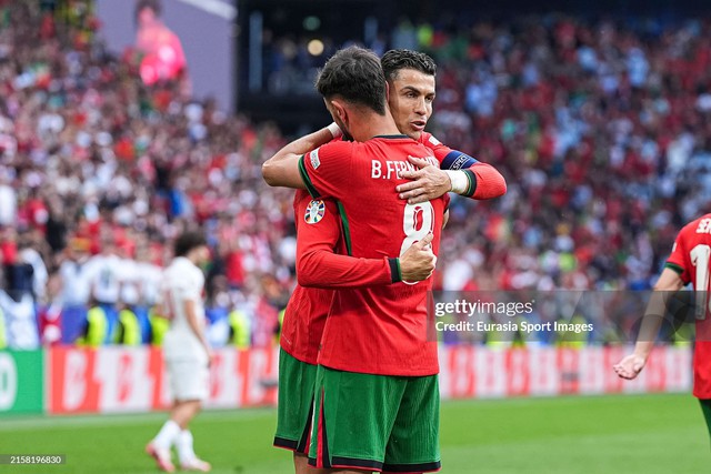 Vì sao Ronaldo "bỏ" bàn thắng, khiến cả thế giới ngỡ ngàng?- Ảnh 3. Vì sao Ronaldo "bỏ" bàn thắng, khiến cả thế giới ngỡ ngàng?- Ảnh 3.