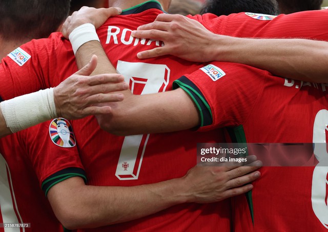 Vì sao Ronaldo "bỏ" bàn thắng, khiến cả thế giới ngỡ ngàng?- Ảnh 5. Vì sao Ronaldo "bỏ" bàn thắng, khiến cả thế giới ngỡ ngàng?- Ảnh 5.