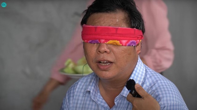 Chồng mù bán tăm dạo xây nhà 3 tầng tặng vợ, 24 năm khiến dân làng kinh ngạc một điều- Ảnh 1. Chồng mù bán tăm dạo xây nhà 3 tầng tặng vợ, 24 năm khiến dân làng kinh ngạc một điều- Ảnh 1.