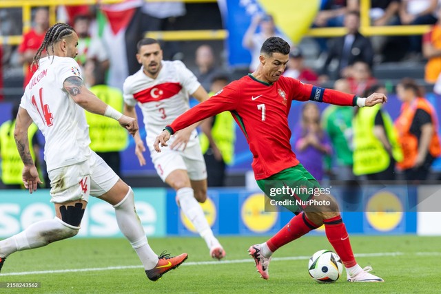 Vì sao Ronaldo "bỏ" bàn thắng, khiến cả thế giới ngỡ ngàng?- Ảnh 6. Vì sao Ronaldo "bỏ" bàn thắng, khiến cả thế giới ngỡ ngàng?- Ảnh 6.