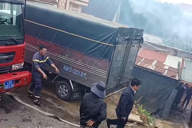 Nhân chứng vụ cháy khiến 3 cháu bé tử vong: Nghe tiếng la hét nhưng cửa khóa, lửa cháy lớn quá- Ảnh 2. Nhân chứng vụ cháy khiến 3 cháu bé tử vong: Nghe tiếng la hét nhưng cửa khóa, lửa cháy lớn quá- Ảnh 2.