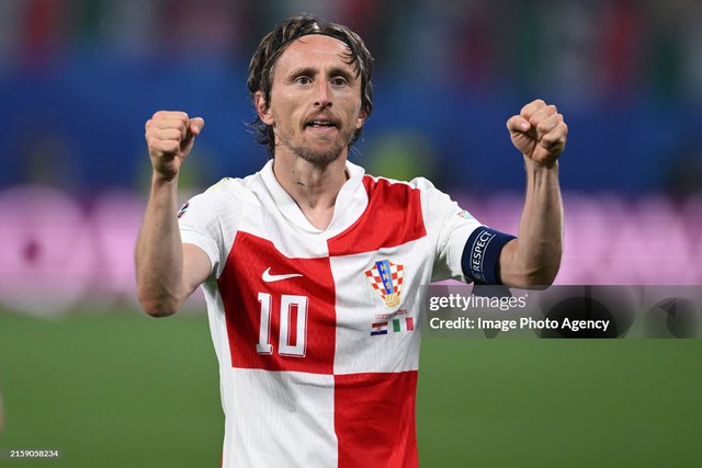 Modric tái hiện hình ảnh "giải thưởng trong bi kịch", sự nghiệp lẫy lừng có một khoảng trống đầy day dứt- Ảnh 1.