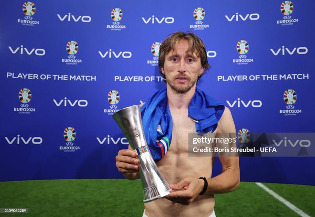 Modric tái hiện hình ảnh "giải thưởng trong bi kịch", sự nghiệp lẫy lừng có một khoảng trống đầy day dứt- Ảnh 4. Modric tái hiện hình ảnh "giải thưởng trong bi kịch", sự nghiệp lẫy lừng có một khoảng trống đầy day dứt- Ảnh 4.