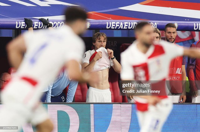 Modric tái hiện hình ảnh "giải thưởng trong bi kịch", sự nghiệp lẫy lừng có một khoảng trống đầy day dứt- Ảnh 2. Modric tái hiện hình ảnh "giải thưởng trong bi kịch", sự nghiệp lẫy lừng có một khoảng trống đầy day dứt- Ảnh 2.
