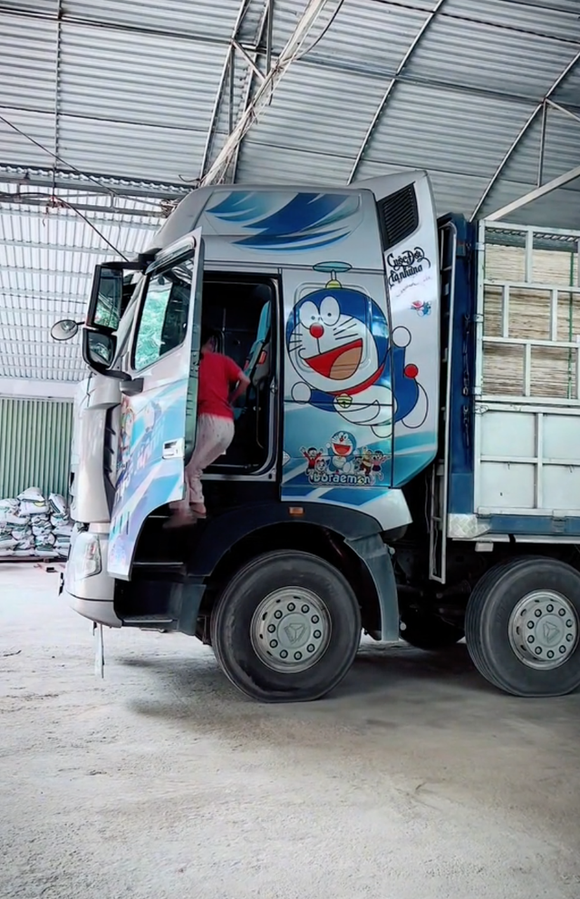 Hot girl Thái Nguyên lái xe tải 30 tấn, một mình là nữ đi họp mặt hội lái xe với 200 người đàn ông- Ảnh 4. Hot girl Thái Nguyên lái xe tải 30 tấn, một mình là nữ đi họp mặt hội lái xe với 200 người đàn ông- Ảnh 4.