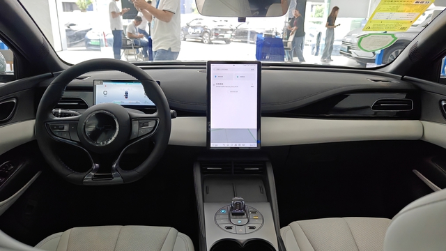 Mẫu xe đầy bình đi 2.100km, ngang tầm Camry nhưng giá chỉ 350 triệu đồng- Ảnh 3. Mẫu xe đầy bình đi 2.100km, ngang tầm Camry nhưng giá chỉ 350 triệu đồng- Ảnh 3.