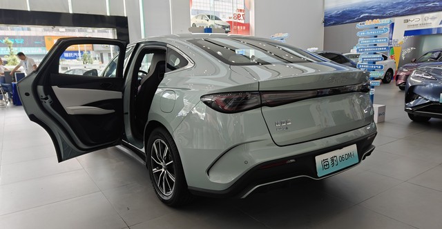 Mẫu xe đầy bình đi 2.100km, ngang tầm Camry nhưng giá chỉ 350 triệu đồng- Ảnh 6. Mẫu xe đầy bình đi 2.100km, ngang tầm Camry nhưng giá chỉ 350 triệu đồng- Ảnh 6.