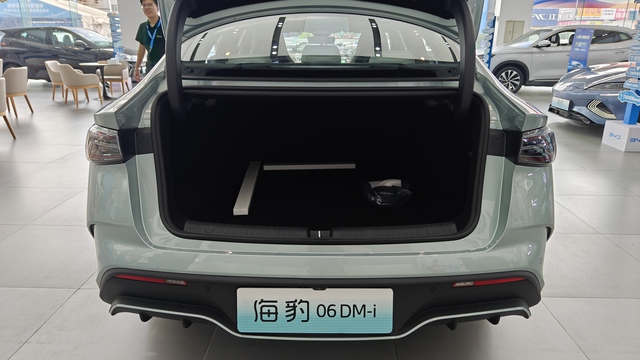 Mẫu xe đầy bình đi 2.100km, ngang tầm Camry nhưng giá chỉ 350 triệu đồng- Ảnh 4. Mẫu xe đầy bình đi 2.100km, ngang tầm Camry nhưng giá chỉ 350 triệu đồng- Ảnh 4.