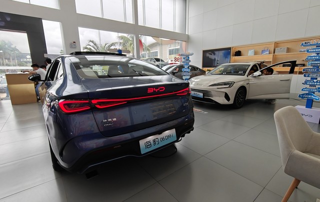 Mẫu xe đầy bình đi 2.100km, ngang tầm Camry nhưng giá chỉ 350 triệu đồng- Ảnh 2. Mẫu xe đầy bình đi 2.100km, ngang tầm Camry nhưng giá chỉ 350 triệu đồng- Ảnh 2.