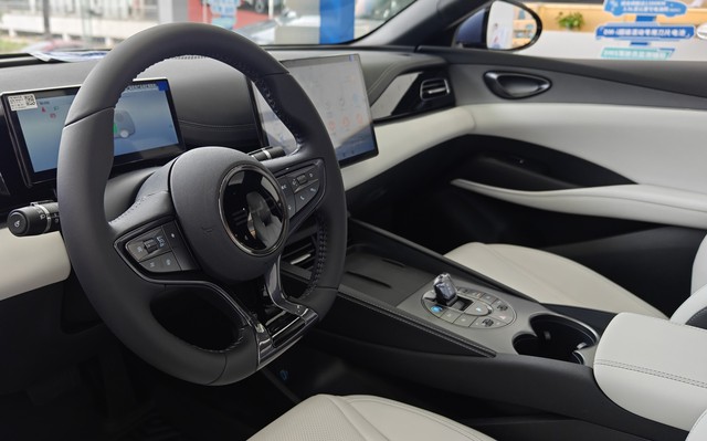 Mẫu xe đầy bình đi 2.100km, ngang tầm Camry nhưng giá chỉ 350 triệu đồng- Ảnh 5. Mẫu xe đầy bình đi 2.100km, ngang tầm Camry nhưng giá chỉ 350 triệu đồng- Ảnh 5.