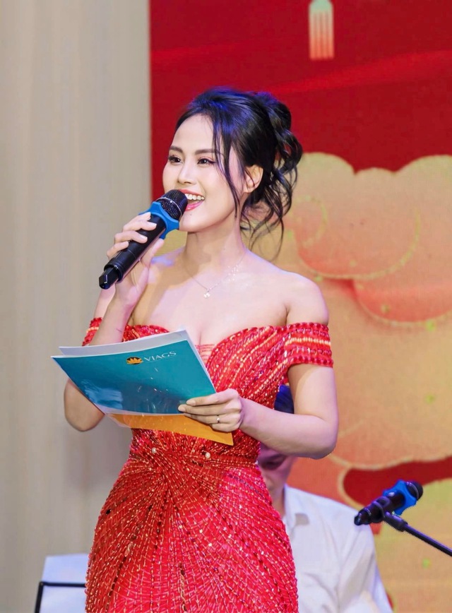 Nữ MC nóng bỏng của các giải Golf chuyên nghiệp tại Việt Nam: Học vấn xịn, nhan sắc như hoa hậu- Ảnh 5. Nữ MC nóng bỏng của các giải Golf chuyên nghiệp tại Việt Nam: Học vấn xịn, nhan sắc như hoa hậu- Ảnh 5.