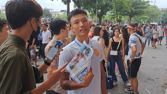 Cầu thủ Việt Nam mắc kẹt bên ngoài, không thể vào sân trong ngày đội nhà vô địch V.League- Ảnh 2.