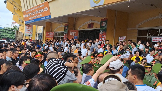 Cầu thủ Việt Nam mắc kẹt bên ngoài, không thể vào sân trong ngày đội nhà vô địch V.League- Ảnh 3.