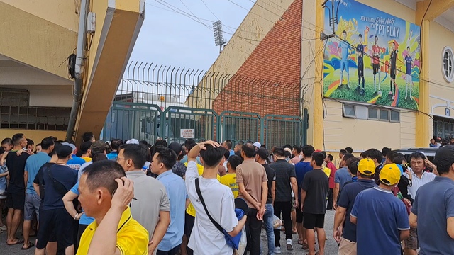 Cầu thủ Việt Nam mắc kẹt bên ngoài, không thể vào sân trong ngày đội nhà vô địch V.League- Ảnh 7.