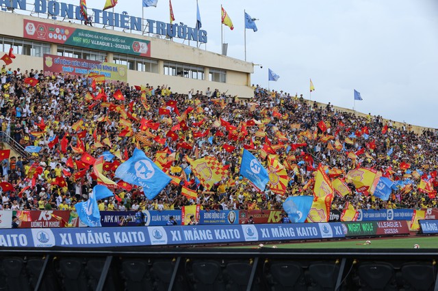 Cầu thủ Việt Nam mắc kẹt bên ngoài, không thể vào sân trong ngày đội nhà vô địch V.League- Ảnh 9. Cầu thủ Việt Nam mắc kẹt bên ngoài, không thể vào sân trong ngày đội nhà vô địch V.League- Ảnh 9.