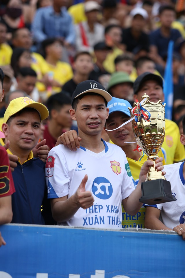 Cầu thủ Việt Nam mắc kẹt bên ngoài, không thể vào sân trong ngày đội nhà vô địch V.League- Ảnh 10.
