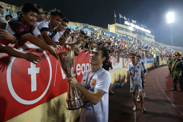 Văn Toàn gọi cả dòng họ đến mừng vô địch V.League, tiết lộ màn khoe cúp với Công Phượng- Ảnh 1.