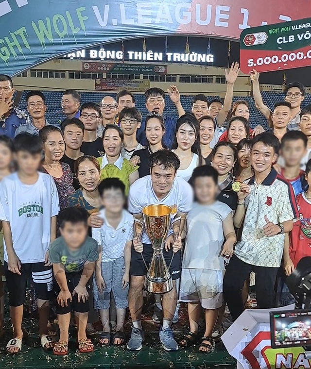 Văn Toàn gọi cả dòng họ đến mừng vô địch V.League, tiết lộ màn khoe cúp với Công Phượng- Ảnh 3.