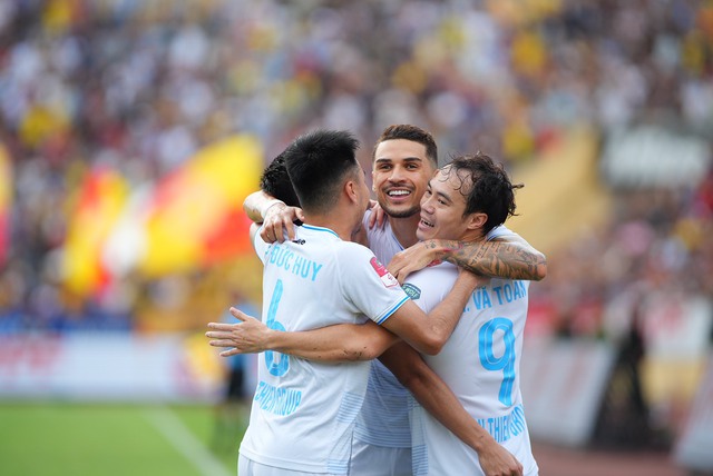 HAGL thua đậm để run rẩy đợi play-off, Thép Xanh Nam Định chính thức đăng quang trên sân nhà Thiên Trường- Ảnh 1. HAGL thua đậm để run rẩy đợi play-off, Thép Xanh Nam Định chính thức đăng quang trên sân nhà Thiên Trường- Ảnh 1.