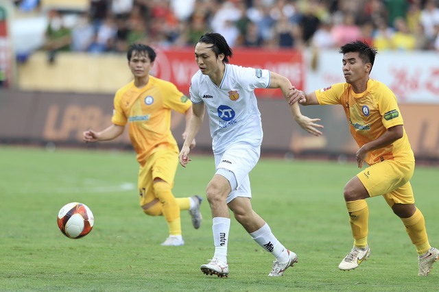 HAGL thua đậm để run rẩy đợi play-off, Thép Xanh Nam Định chính thức đăng quang trên sân nhà Thiên Trường- Ảnh 2.