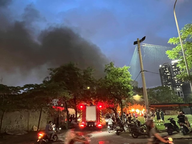 Vừa xảy ra cháy quán ăn ở Hà Nội: Ảnh hiện trường chia sẻ liên tục trên mạng xã hội - Ảnh 3. Vừa xảy ra cháy quán ăn ở Hà Nội: Ảnh hiện trường chia sẻ liên tục trên mạng xã hội - Ảnh 3.