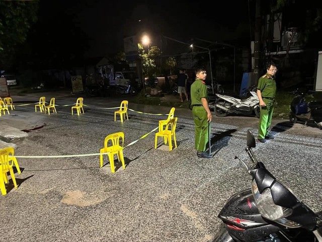 Hà Nội: Người đàn ông chém bố và anh trai dã man, nạn nhân gục xuống đường trong đêm- Ảnh 2. Hà Nội: Người đàn ông chém bố và anh trai dã man, nạn nhân gục xuống đường trong đêm- Ảnh 2.