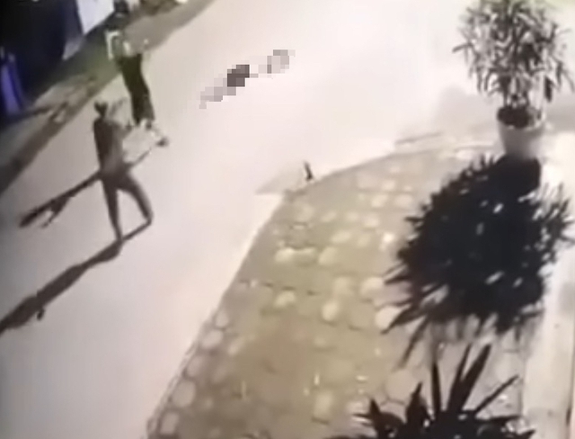 Hà Nội: Người đàn ông chém bố và anh trai dã man, nạn nhân gục xuống đường trong đêm- Ảnh 1. Hà Nội: Người đàn ông chém bố và anh trai dã man, nạn nhân gục xuống đường trong đêm- Ảnh 1.