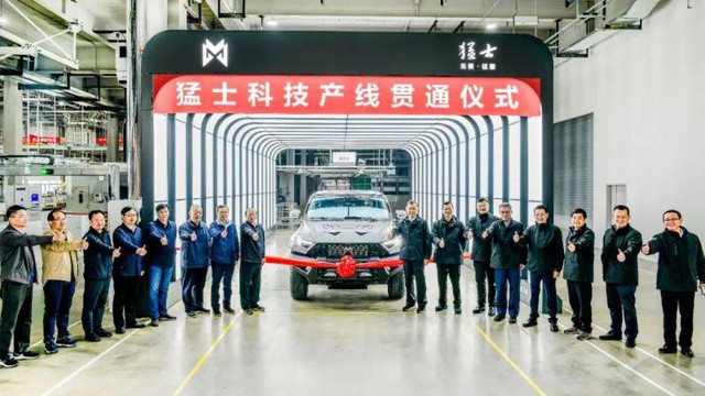 "Ông trùm" xe tải tại Việt Nam ra mắt bom tấn SUV: Đậm chất quân sự, mạnh hơn 1.000 mã lực- Ảnh 3. "Ông trùm" xe tải tại Việt Nam ra mắt bom tấn SUV: Đậm chất quân sự, mạnh hơn 1.000 mã lực- Ảnh 3.